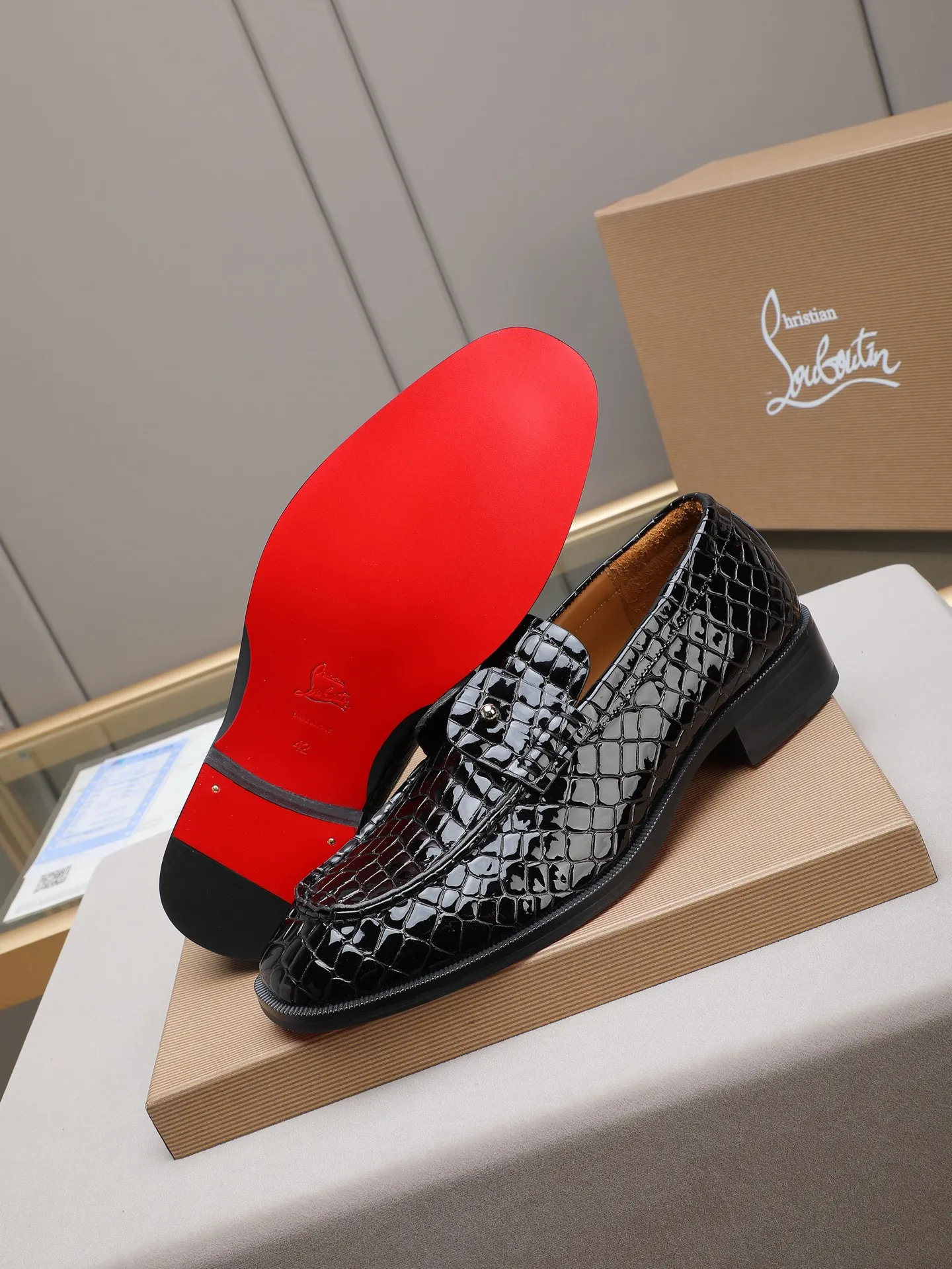 PP580 CL New formal dress shoes Christia* Loubouti* Red-soled shoes GREGGO men's Oxford shoes Official price Made of imported cowhide/glossy patent leather/glossy small square pointed toe design Iconic red outsole, extremely personalized shoe Original color cowhide lining Original Italian leather outsole; fine workmanship brings you a luxurious experience Clean silhouette and straightforwardness, GREGGO men's Oxford shoes It is an Oxford shoe type born for city roaming. Standard leather shoe size: 38～44# (45🉑️customized)